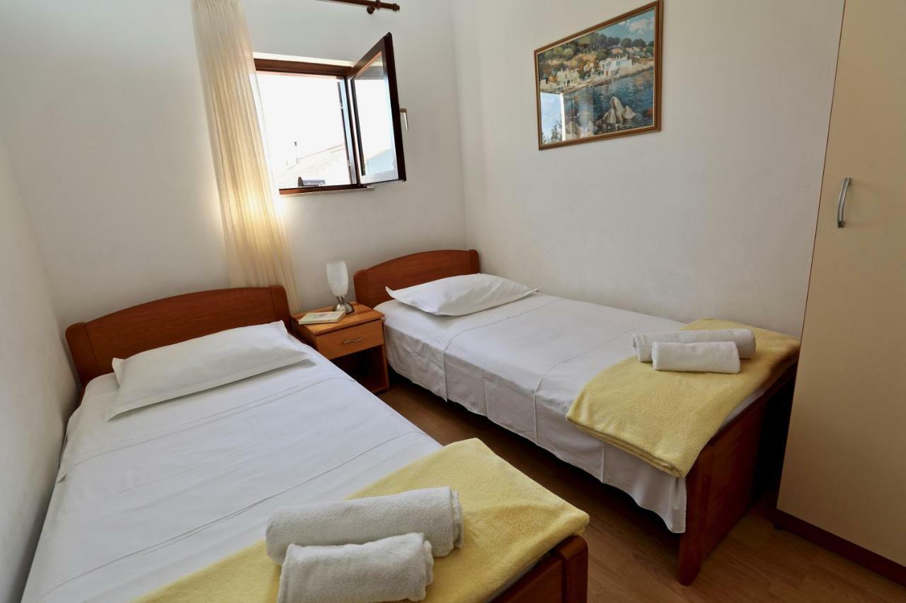 Apartments Ida Sućuraj エクステリア 写真