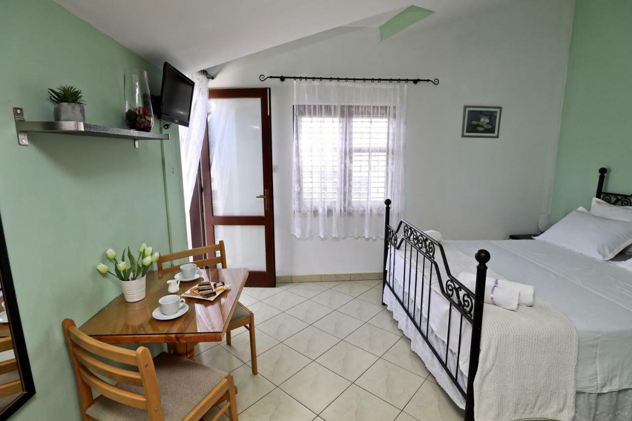 Apartments Ida Sućuraj エクステリア 写真